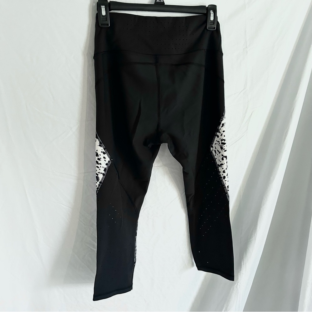 Athleta Printed Stealth TruCool Capri Leggings cut out design White/Black Size M - Picture 3 of 4